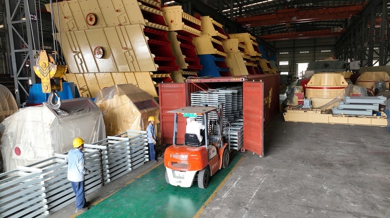 Leimeng workers loading crushing plant components for Tanzania project